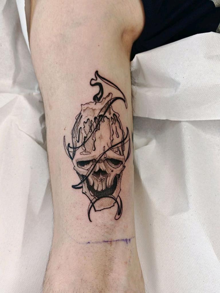 Tatouage crâne bougie avant-bras - Anne Bonny Ink Bretagne