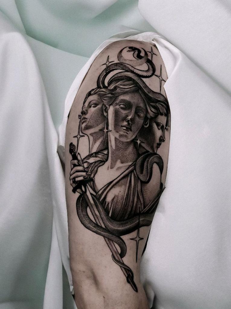 Tatouage Hécate déesse trois visages épaule - Anne Bonny Ink Caudan