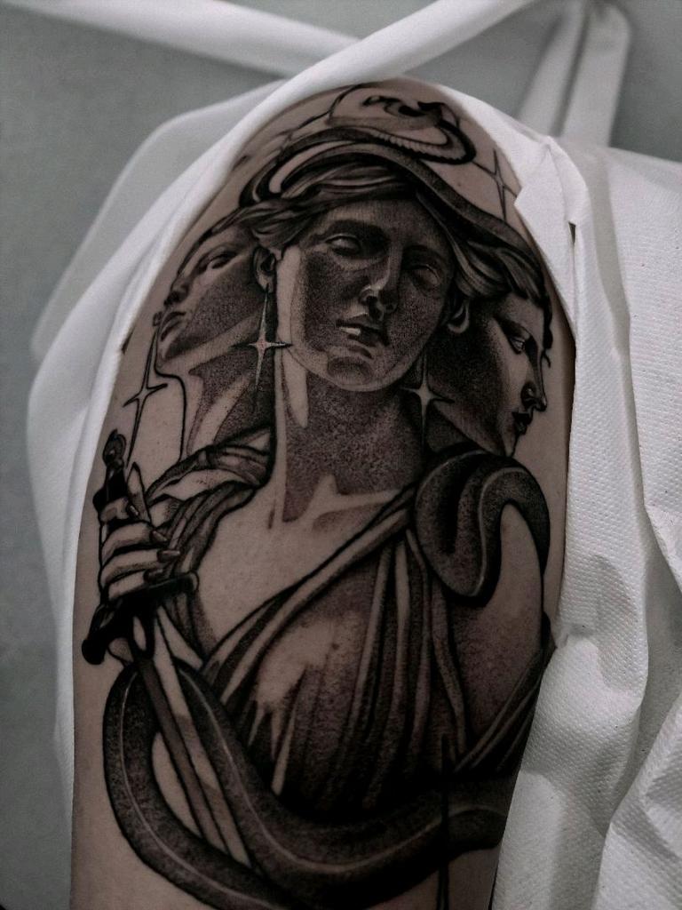 Tatouage Hécate ornements bras - Anne Bonny Ink Lorient