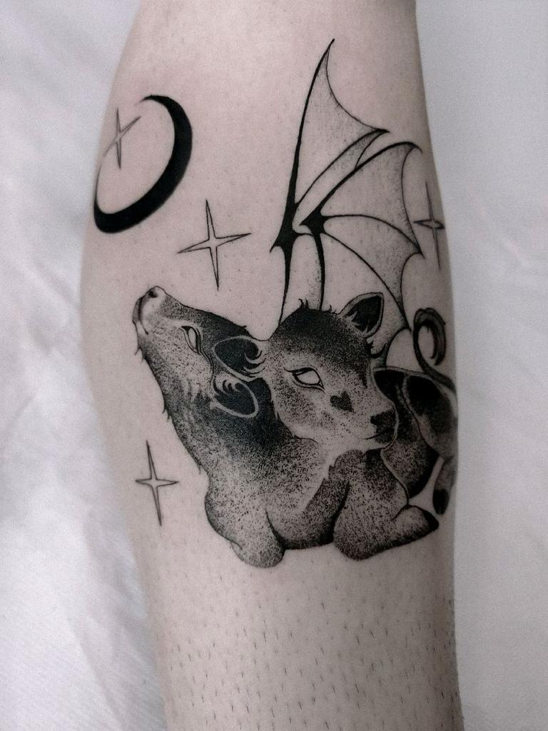 Tatouage loup lune noir et gris - Anne Bonny Ink Caudan