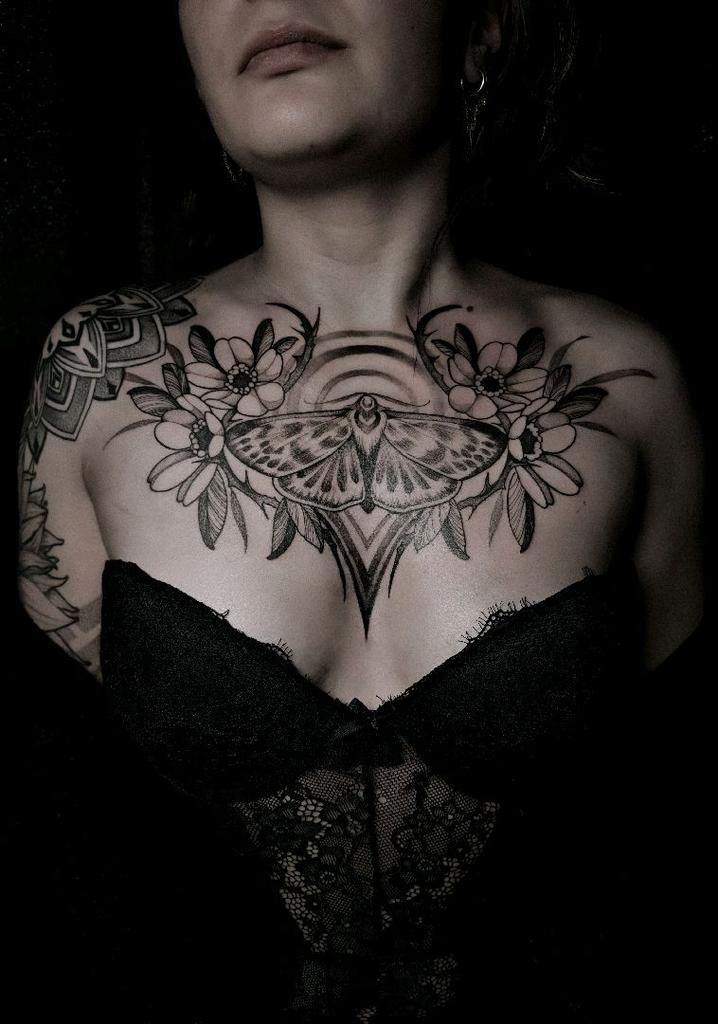 Tatouage papillon de nuit sternum - Anne Bonny Ink Morbihan