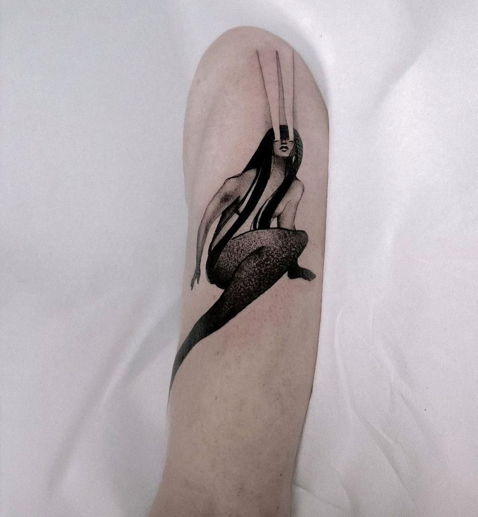 Tatouage sirène mystique bras - Anne Bonny Ink Morbihan