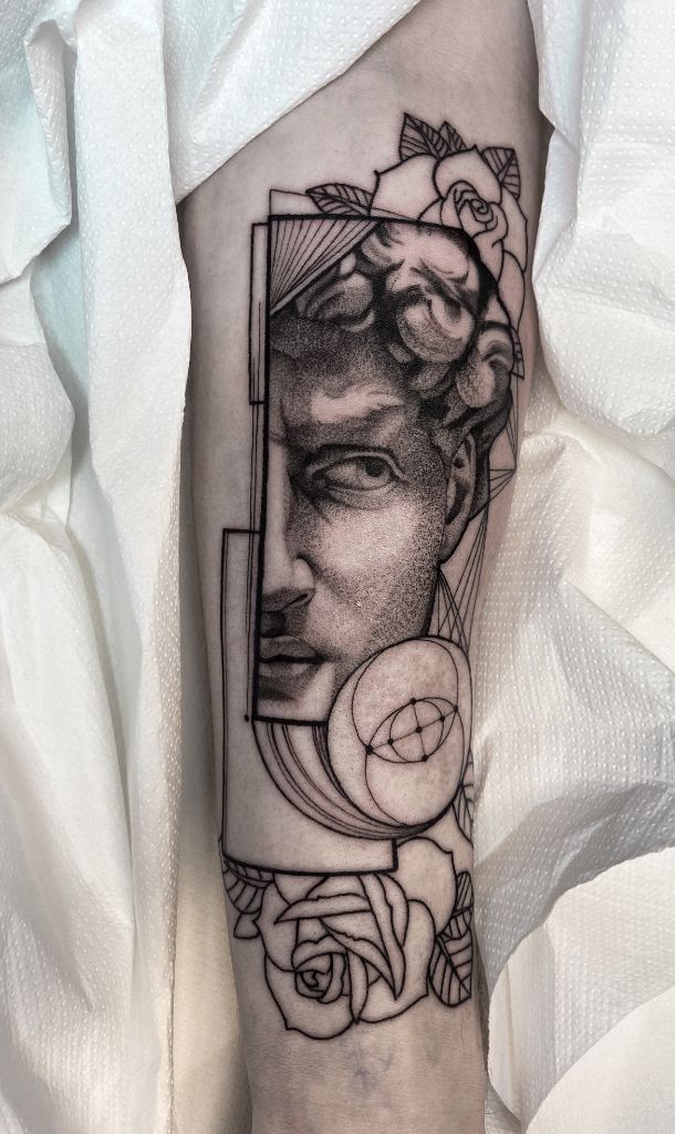 Tatouage statue David roses ornements avant-bras - Anne Bonny Ink Caudan