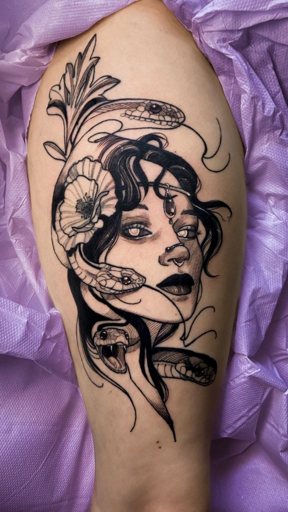 Tatouage Méduse serpents floral cuisse - Anne Bonny Ink Morbihan