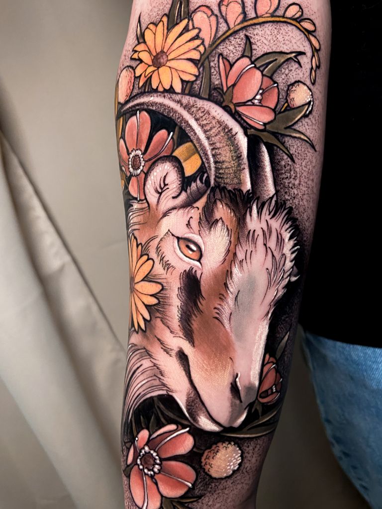 Tatouage bélier floral couleur bras - Anne Bonny Ink Caudan