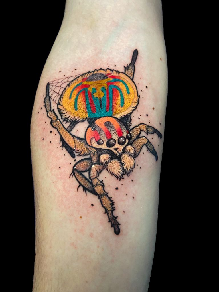 Tatouage araignée sauteuse couleur jambe - Anne Bonny Ink Bretagne
