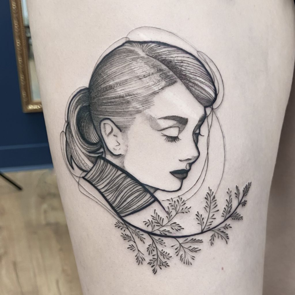 Tatouage portrait femme lune fougère cuisse - Anne Bonny Ink Bretagne